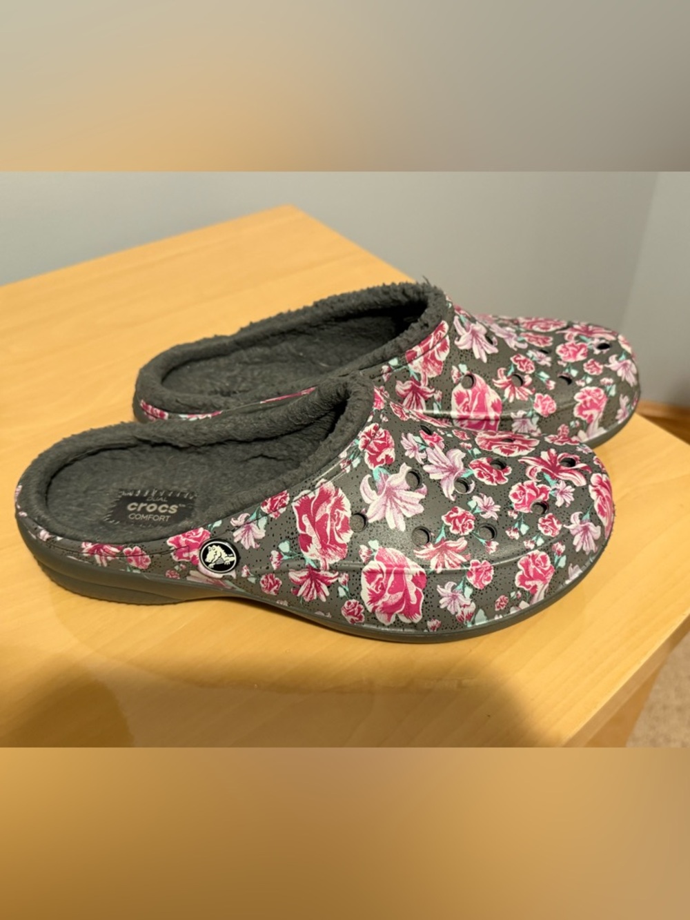 Crocs Freesail graphic lined croc, women’s 8, floral, fleece lined, gray, pink - Picture 2 of 7
